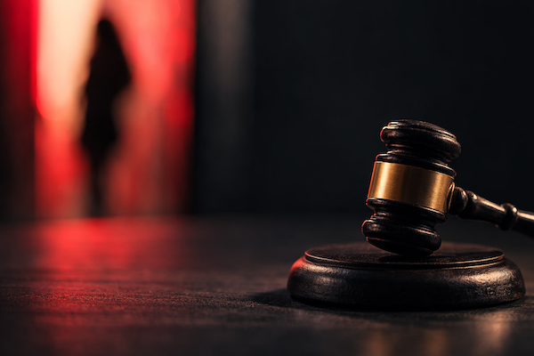 Un homme et deux femmes condamnés à des peines fermes aménagées sous bracelet électronique pour proxénétisme aggravé